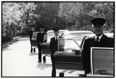 107939 Afbeelding van de chauffeurs van de volgauto's voor een begrafenisstoet bij het crematorium Daelwijck ...